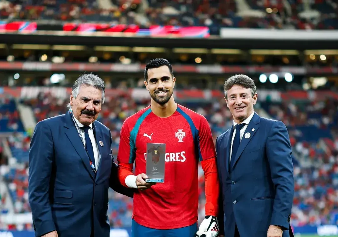 O momento da homenagem a Diogo Costa